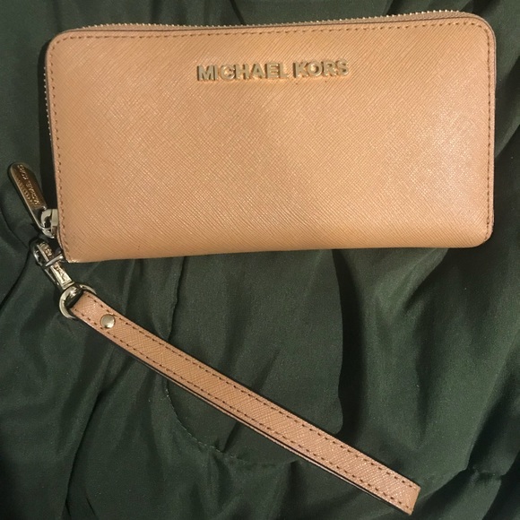 Michael Kors Handbags - Michael Kors wristlet